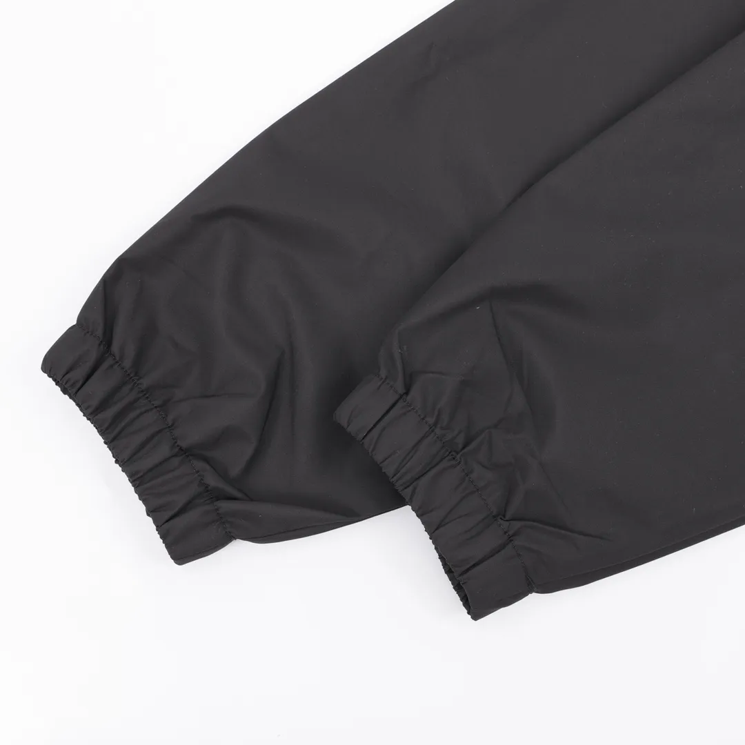🅿️820 Stone Island/Stone Island outdoor multi-pocket zipper jacket. In order to restore all the texture of ZP, this year the team spent several months and finally shipped it. All excipients are restored to ZP! Highly permeable laminated fabric Gore-tex imitates water-breathable film, which feels better and more comfortable. The fabric has certain waterproof, windproof and UV-proof effects. It is one of the must-choose jacket fabrics in Stone Island. It is light and thin, which is the characteristic of the fabric. It is functional and sporty. There are two pockets on the chest. The arms have the logo embroidery of the Stone Island navigation compass badge. The zipper pocket on the back can be folded to pack the entire garment. It is a must-have item for outdoor travel! size：XS-L